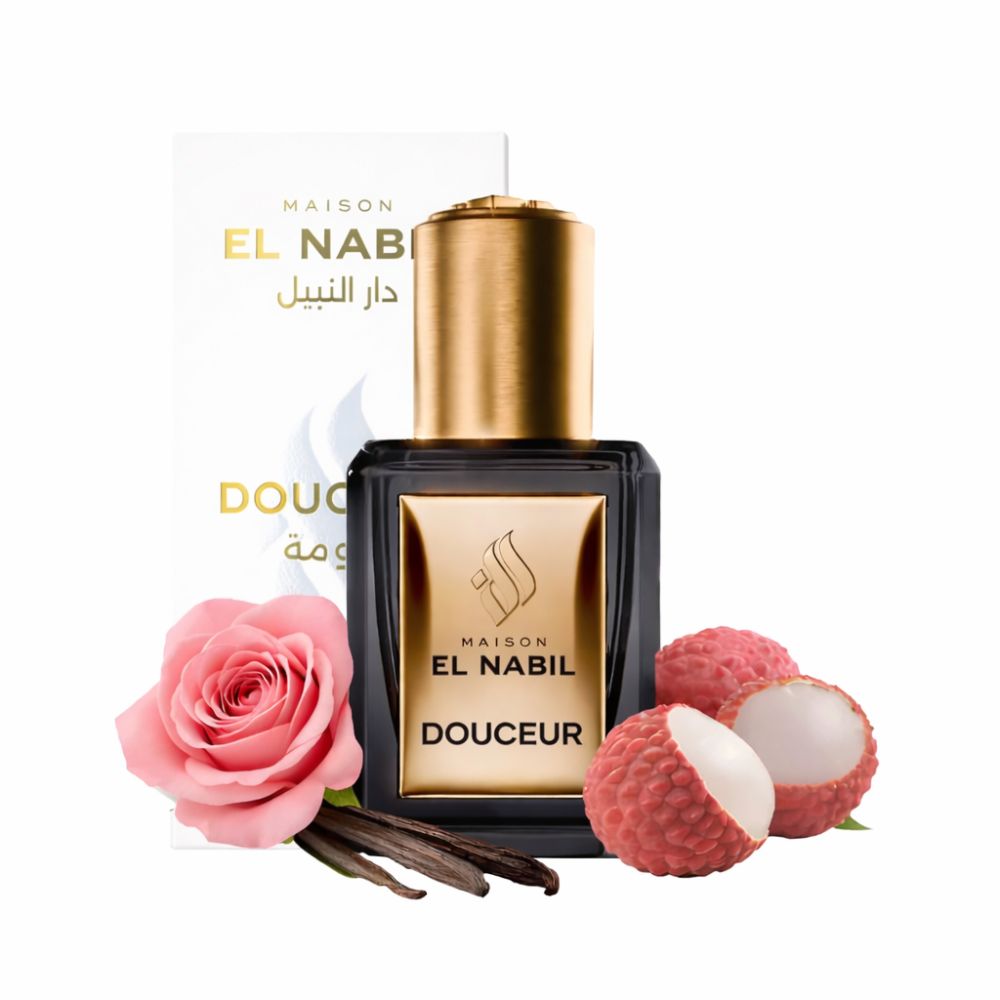 Schwarzer Flakon mit goldener Kappe und Etikett. Rose, Litschis und Vanilleschoten daneben. Verpackung mit Logo.