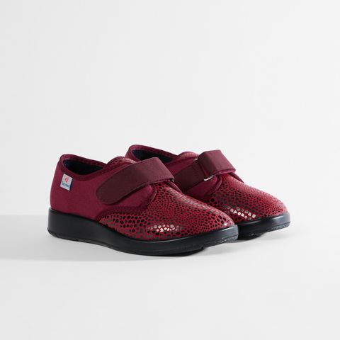 Rote Damenschuhe mit Klettverschluss, von der Seite betrachtet.