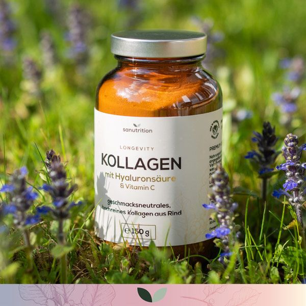 Braune Glasflasche mit weißem Etikett, umgeben von Blumen. Aufschrift: Kollagen mit Hyaluronsäure & Vitamin C. 150 g.