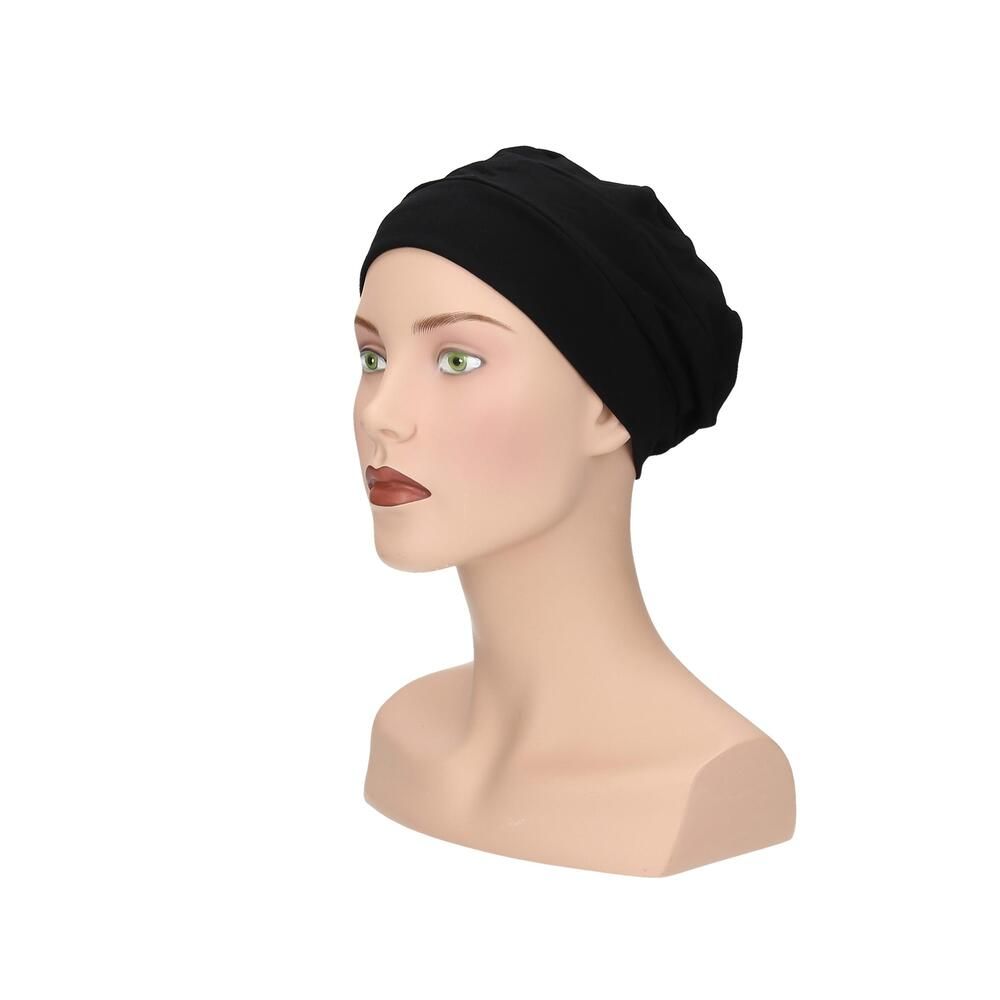 Schwarzer Turban auf einer Schaufensterpuppe. Seitenansicht. Das Produkt bedeckt den Kopf vollständig.