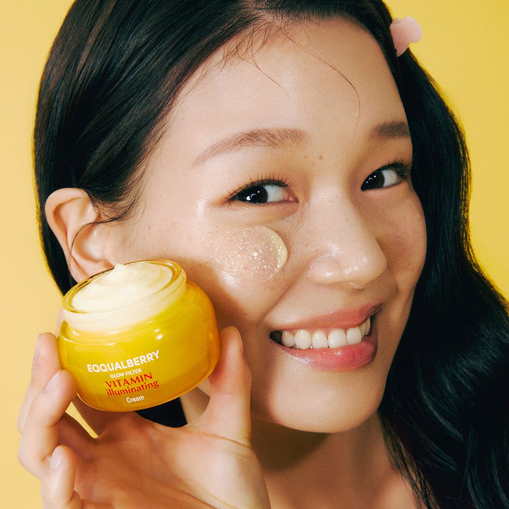 Gelbe Glascremetiegel mit EQUALBERRY VITAMIN Illuminating Cream Aufschrift.