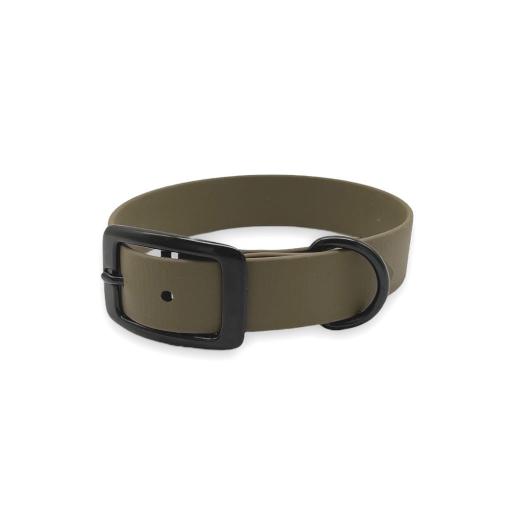Olivenfarbenes Hundehalsband mit schwarzer Schnalle und D-Ring.
