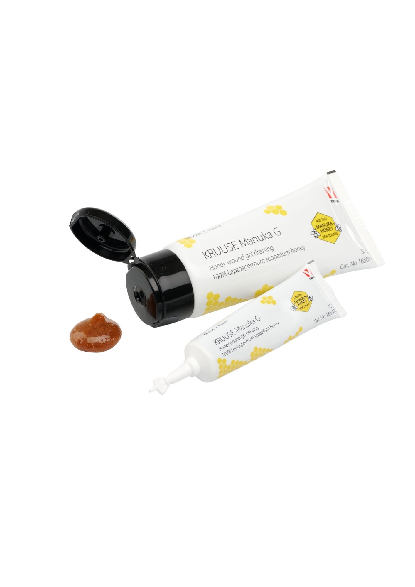 Zwei Tuben KRUUSE Manuka G Wundgel. Eine Tube ist geöffnet, daneben eine kleine Menge Gel. Aufschrift: Honey wound gel dressing.