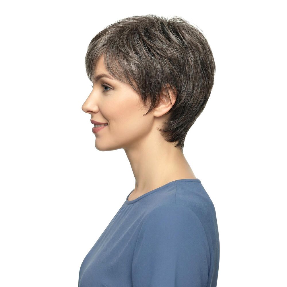 Kurzhaarperücke mit grau-melierten Strähnen. Profilansicht. Frau mit blauem Oberteil.