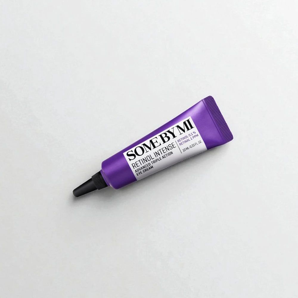 Lila Tube mit SOME BY MI RETINOL INTENSE ADVANCED TRIPLE ACTION EYE CREAM Aufschrift. Enthält Retinol 0.1%.