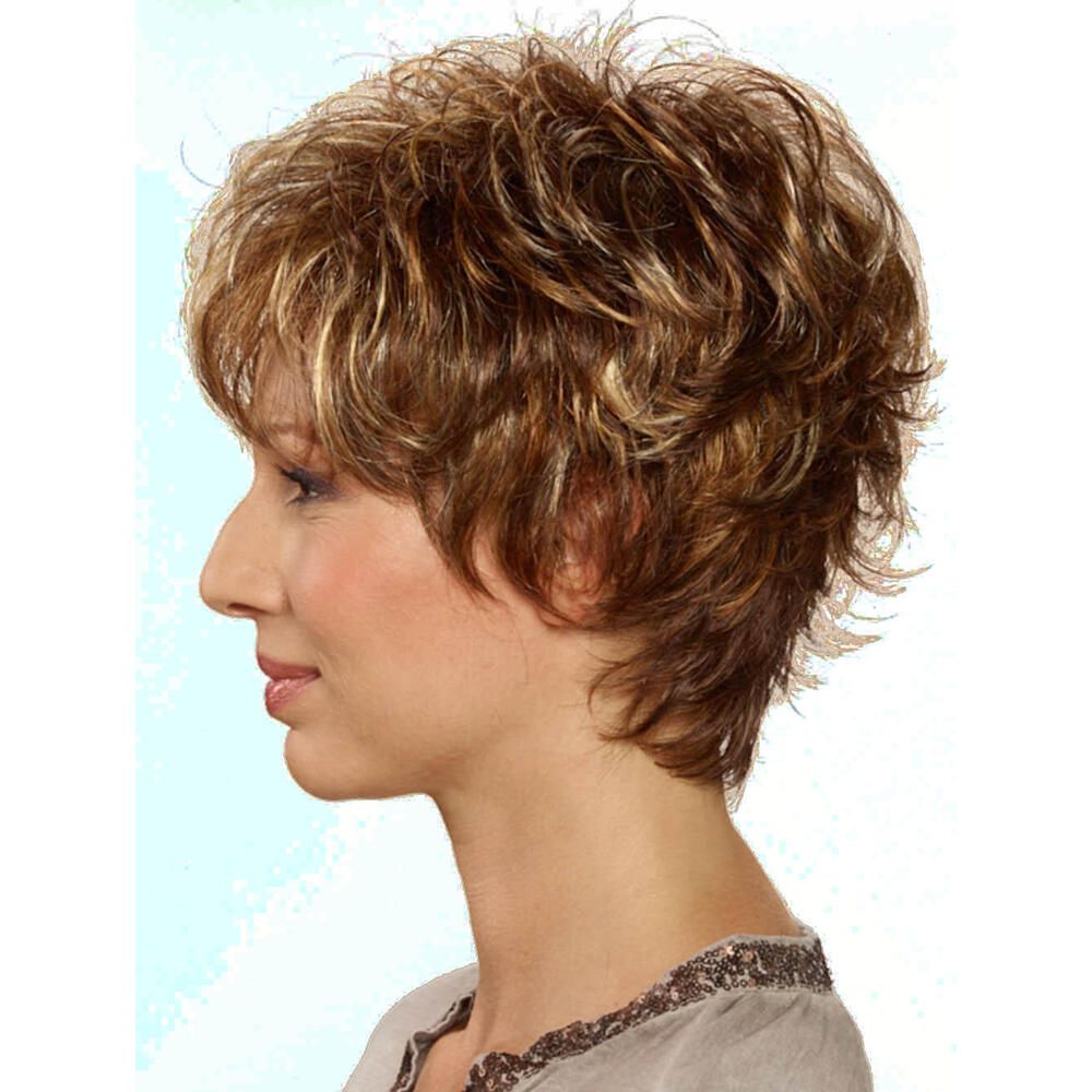 Kurzhaarperücke mit braunen und blonden Strähnen. Profilansicht einer Frau.