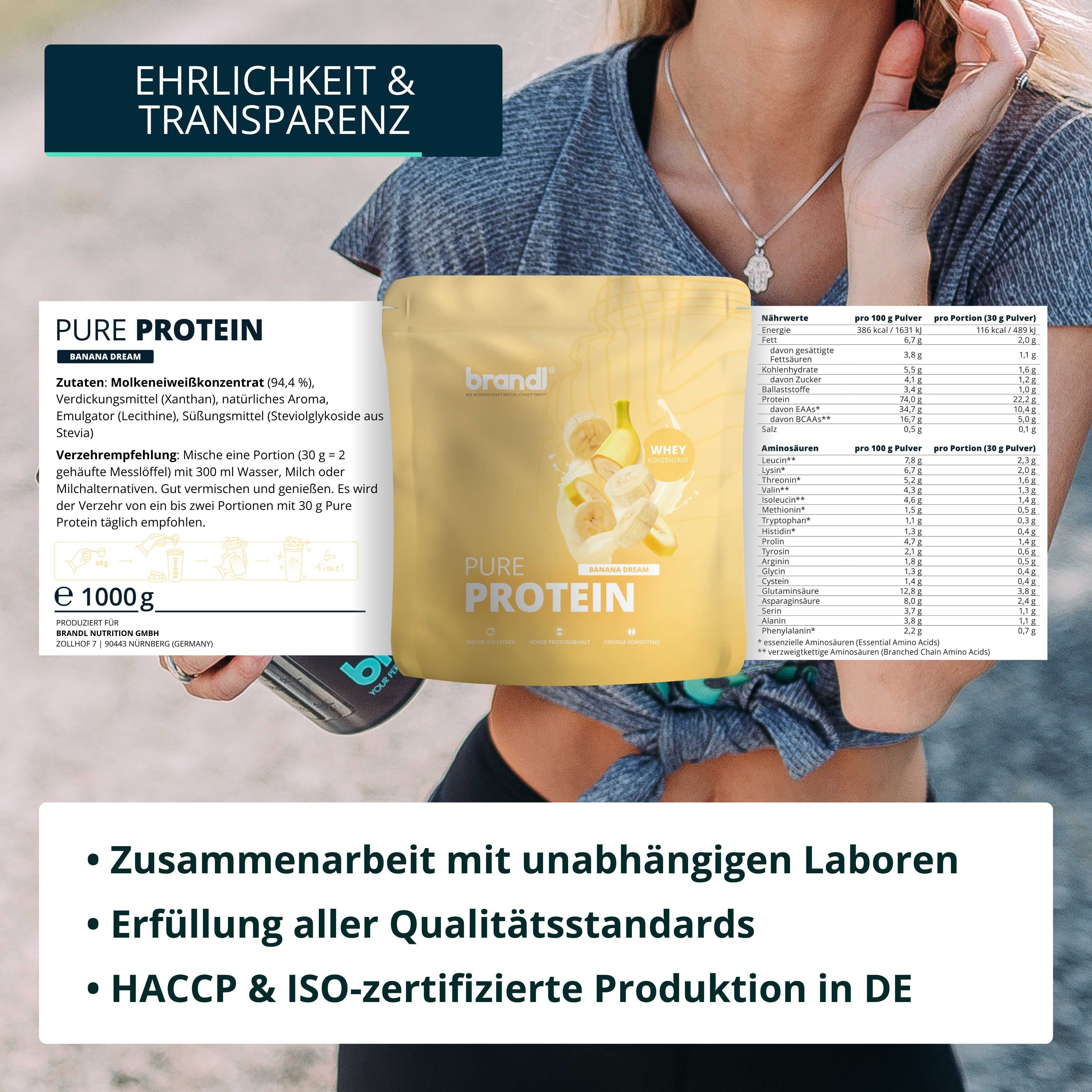 Person mit "brandl Pure Protein"-Beutel und Etiketten. Text: "Ehrlichkeit & Transparenz".