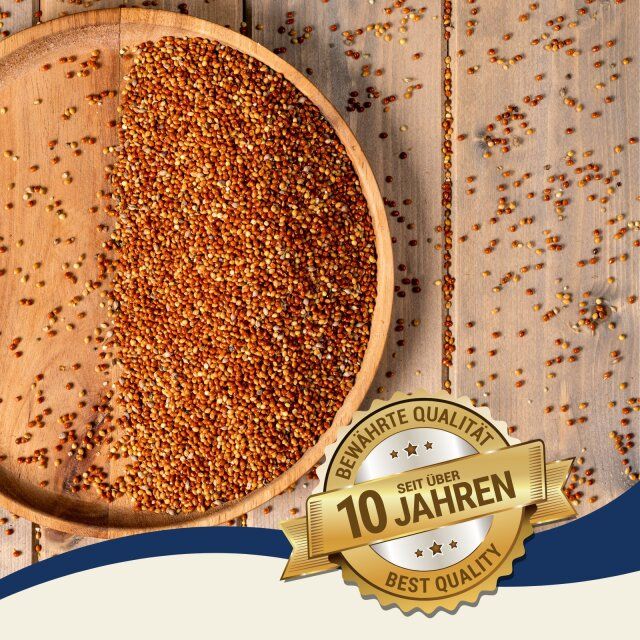 Hirse rot lose in Holzschale. Aufschrift: Bewährte Qualität, seit über 10 Jahren, Best Quality.