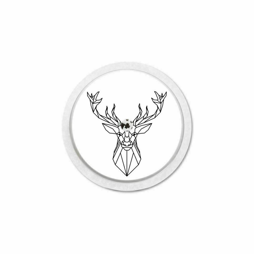 Runder Aufkleber mit einem geometrischen Hirschdesign. Schwarze Linien auf weißem Hintergrund, umgeben von einem weißen Kreis.