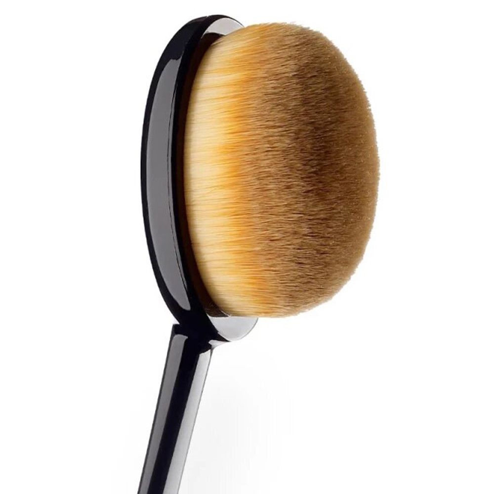 Ovaler Pinsel mit schwarzem Griff. Borsten hellbraun. Schwarzer Rahmen um den Pinselkopf.