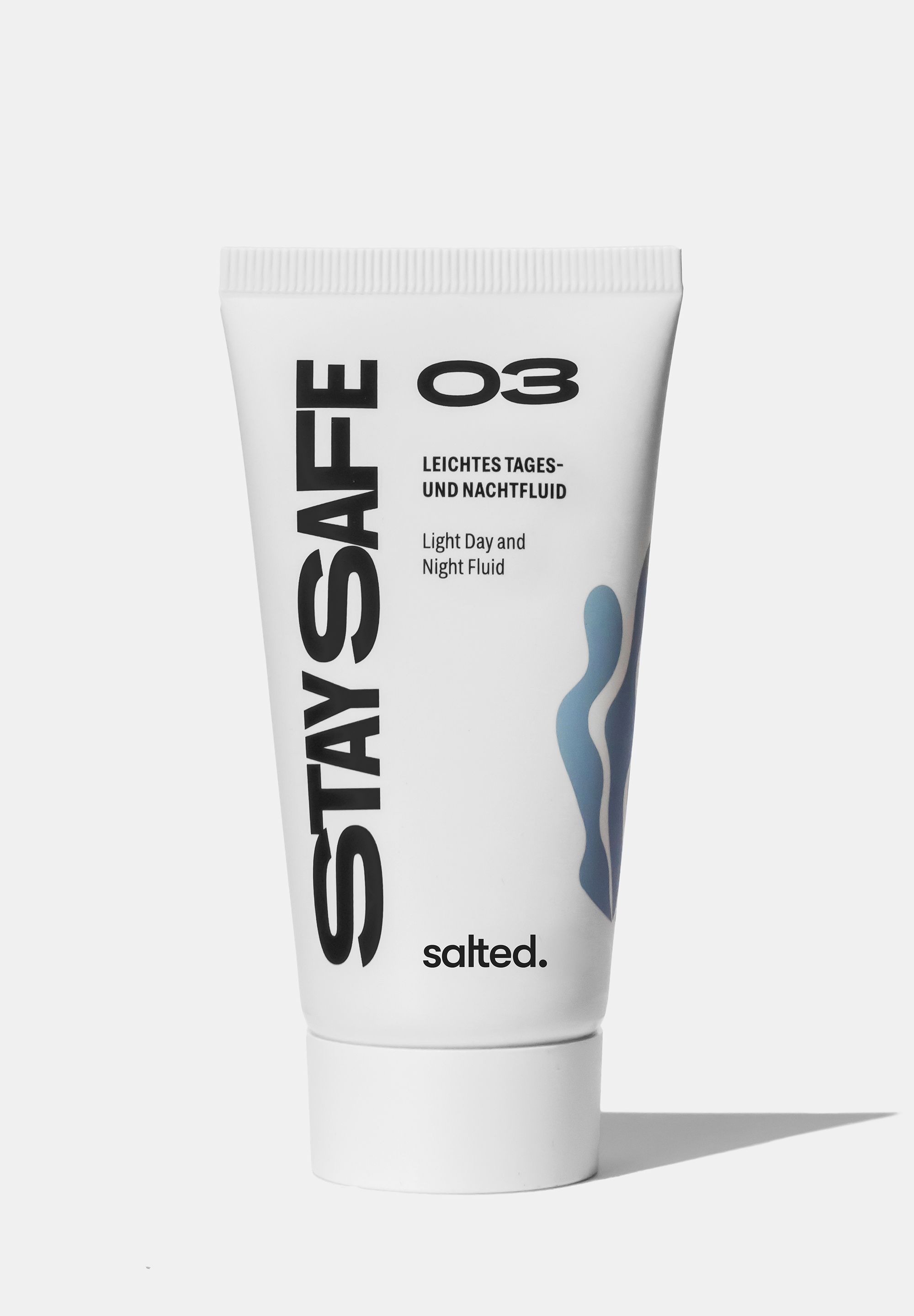 Weiße Tube mit schwarzem Schriftzug STAY SAFE und Produktbezeichnung. Blaue, abstrakte Form. Marke: salted.