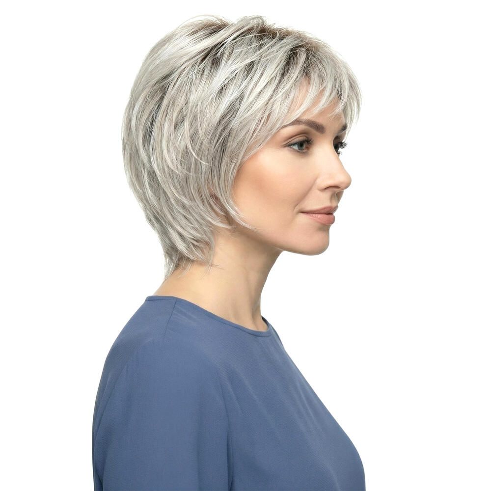 Kurzhaarperücke mit grauem Haar und Pony. Seitenansicht einer Frau mit blauem Oberteil.