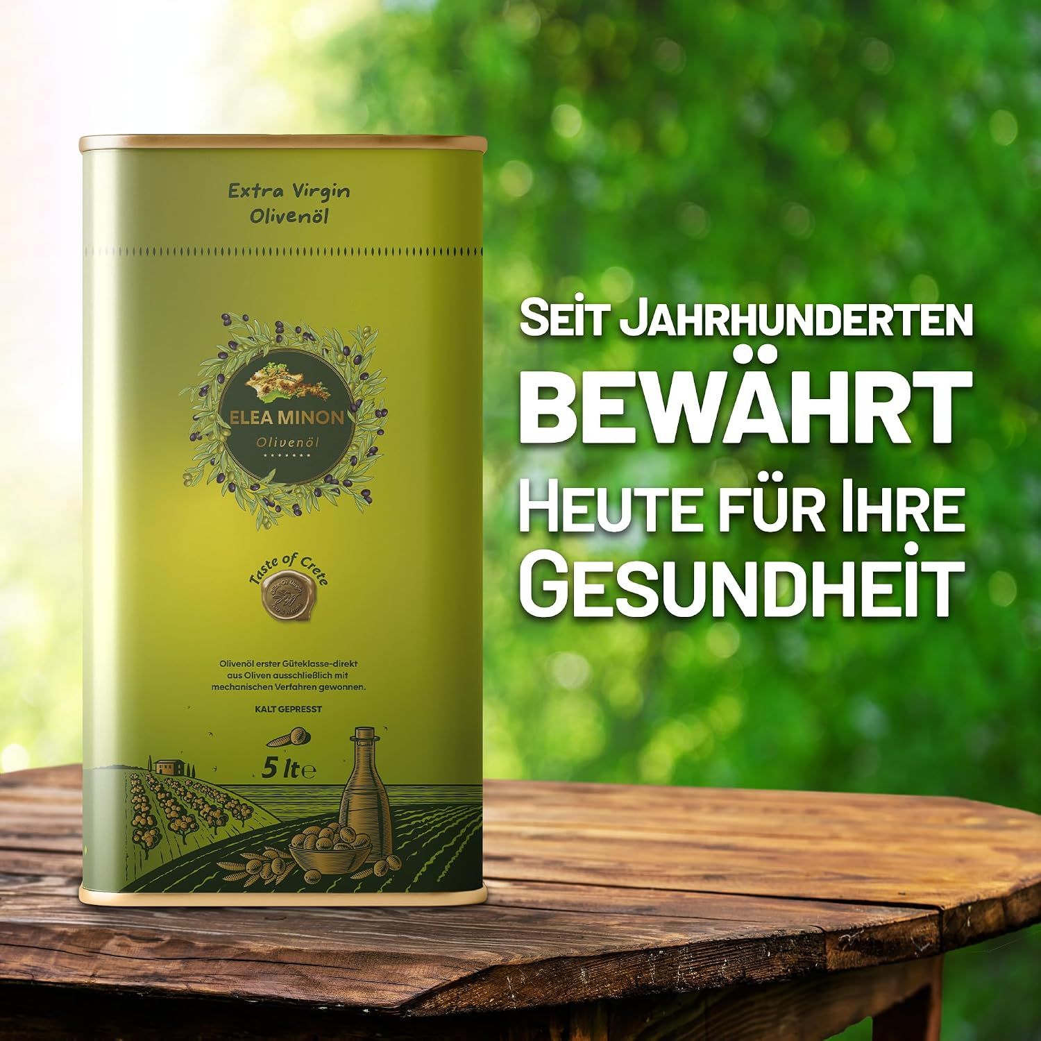 Kanister mit nativem Olivenöl Extra, 5 Liter, auf einem Holztisch im Freien.