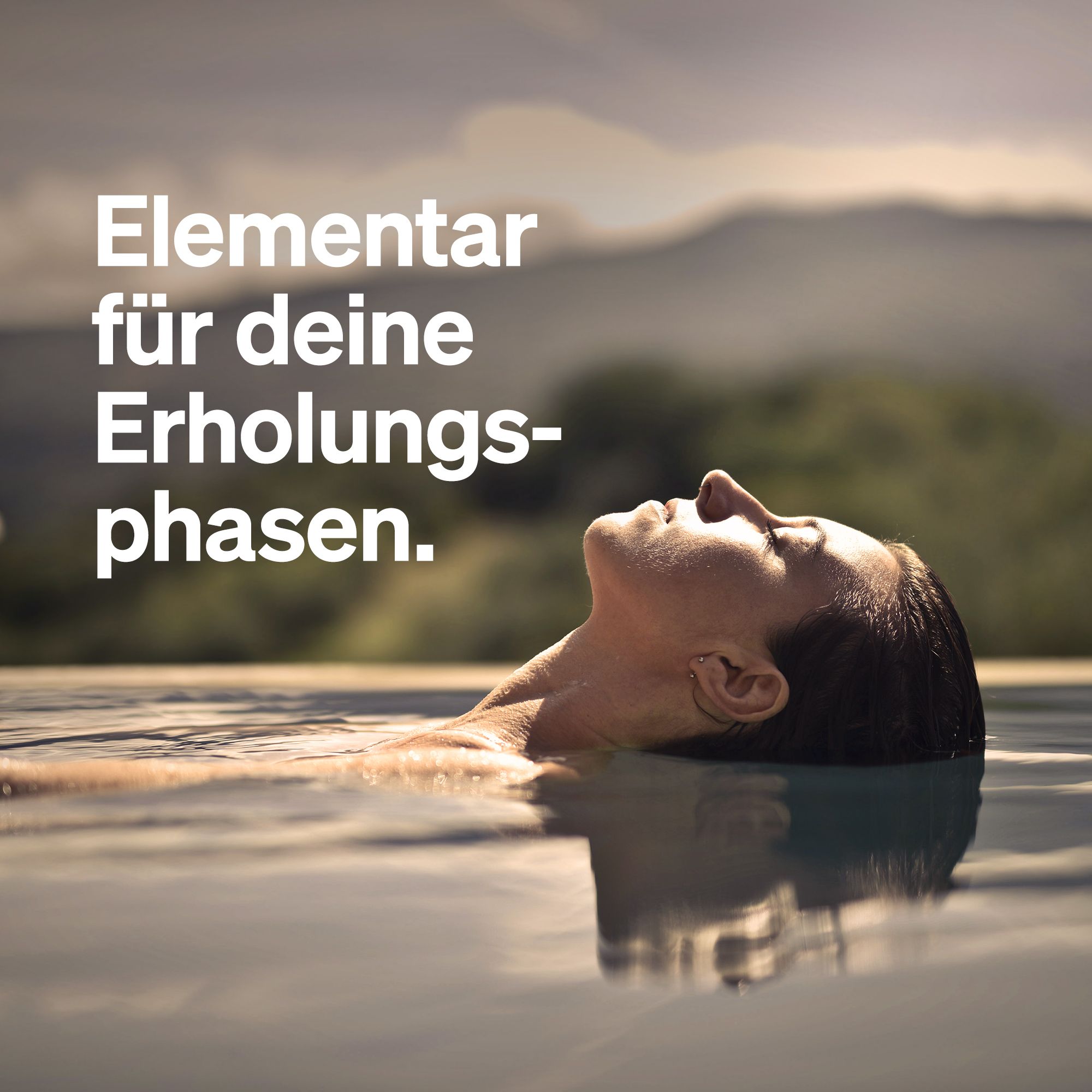 Eine Person liegt im Wasser und blickt nach oben. Text: Elementar für deine Erholungsphasen.