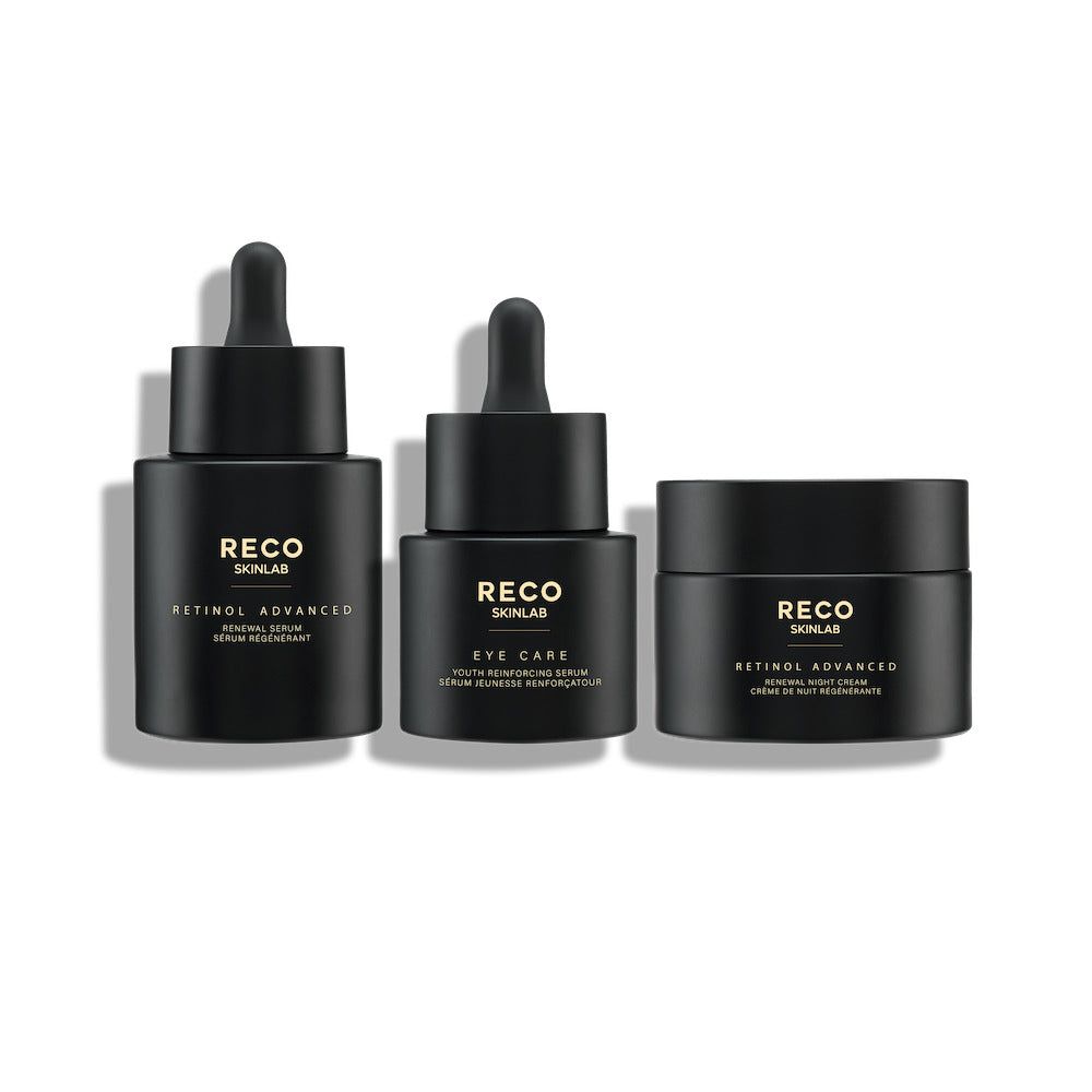 Drei schwarze Kosmetikprodukte: zwei Flaschen mit Pipetten und ein Tiegel. Aufschrift: RECO SKINLAB.