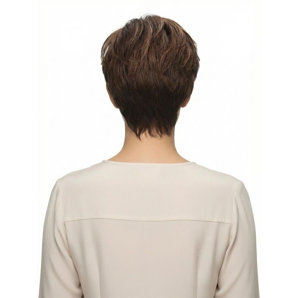 Kurzhaarperücke in Braun-Rot-Tönen. Rückansicht. Helles Oberteil.