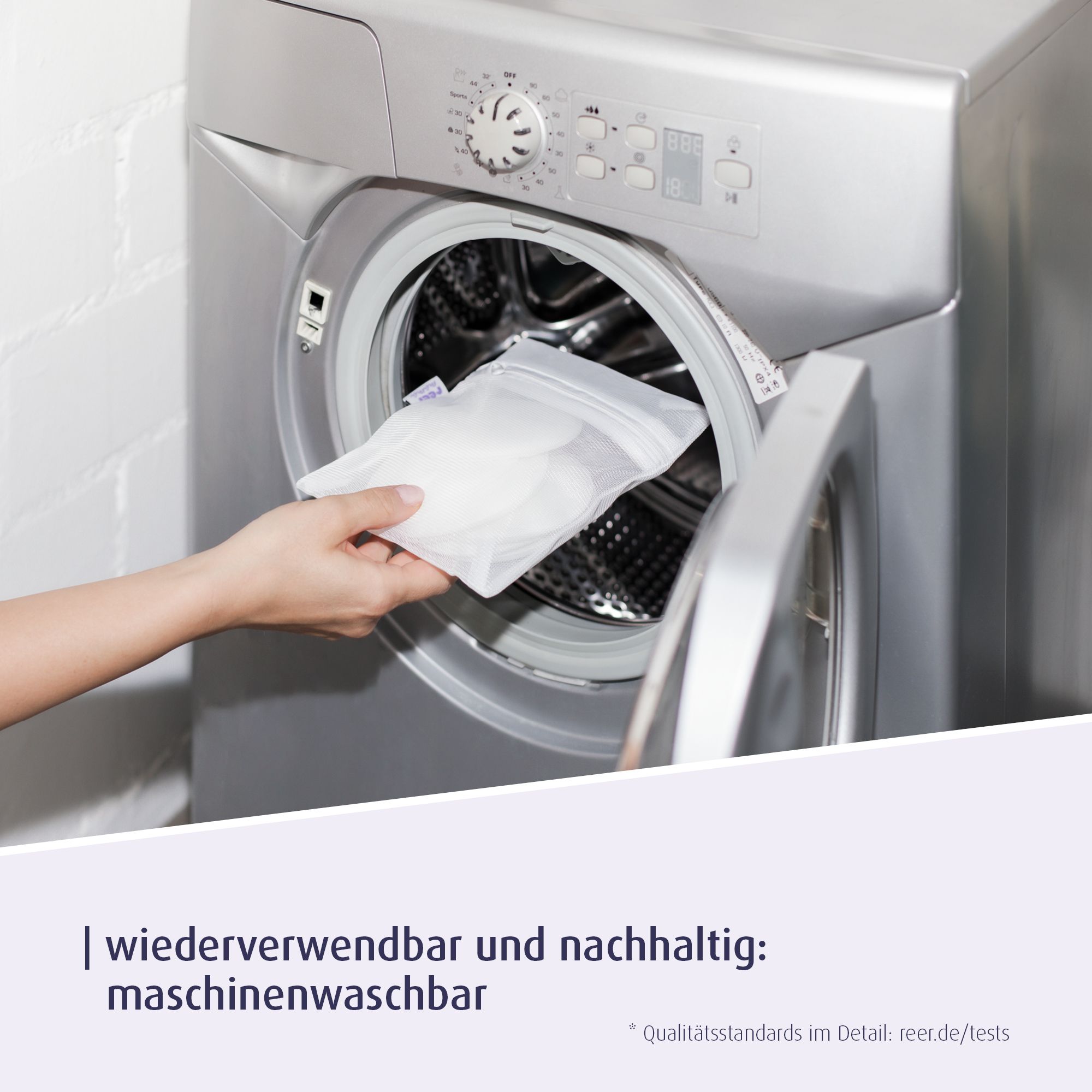 Waschbeutel mit Stilleinlagen wird in eine Waschmaschine gegeben.