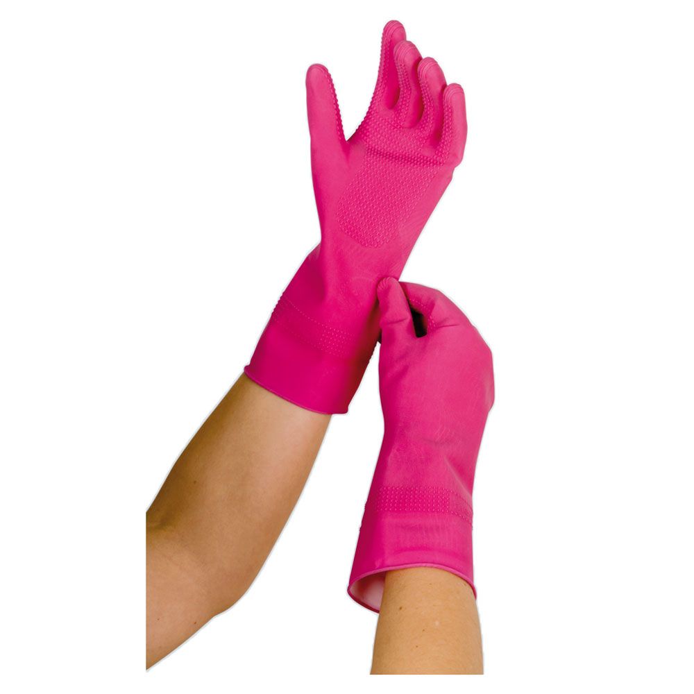 Rosa Gummihandschuhe, Größe M, mit geriffelter Oberfläche. Lange Stulpe. Hände beim Anziehen.