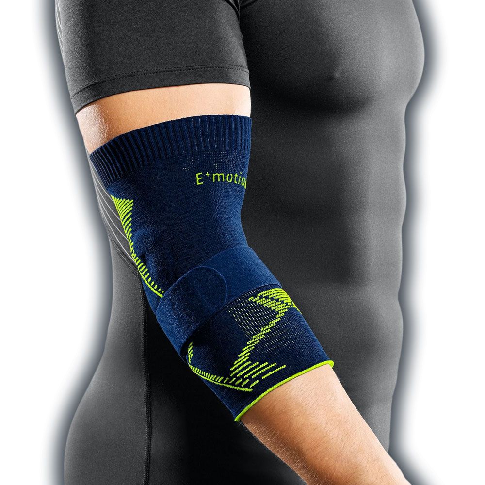 Blau-gelbe Ellenbogenbandage am Arm. E⁺motion Schriftzug. Klettverschluss. Sportbandage.