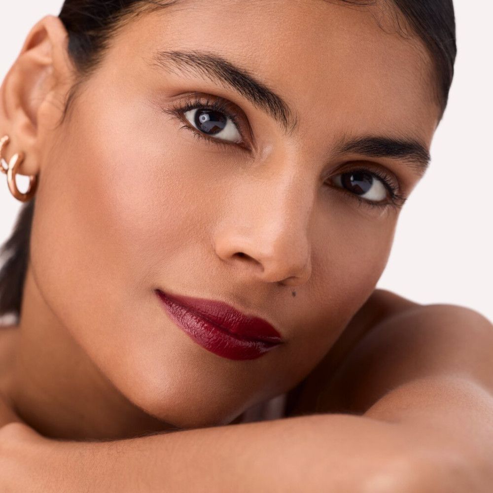 Porträt einer Frau mit Lippenfarbe. Dunkelroter Farbton auf den Lippen. Hautton: hell.