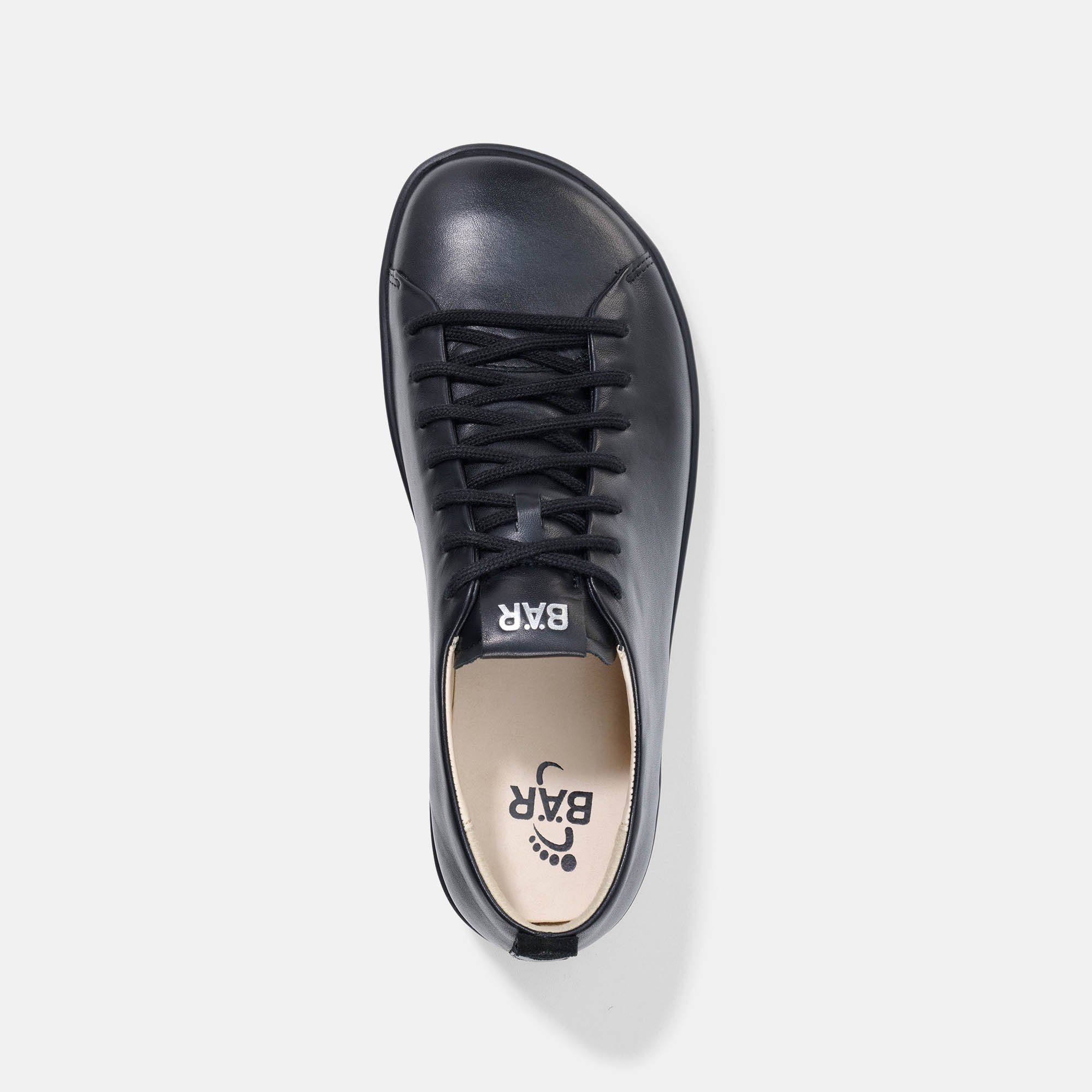 Schwarzer Schnürschuh. Leder-Obermaterial, Gummisohle. Marke BAR auf der Zunge. Unisex-Modell.
