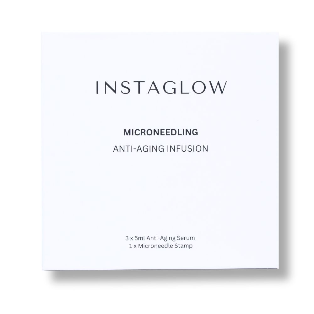 Instaglow Microneedling Anti-Aging Infusion Kit. Enthält 3 Seren und einen Microneedle-Stempel. Weiße Verpackung.