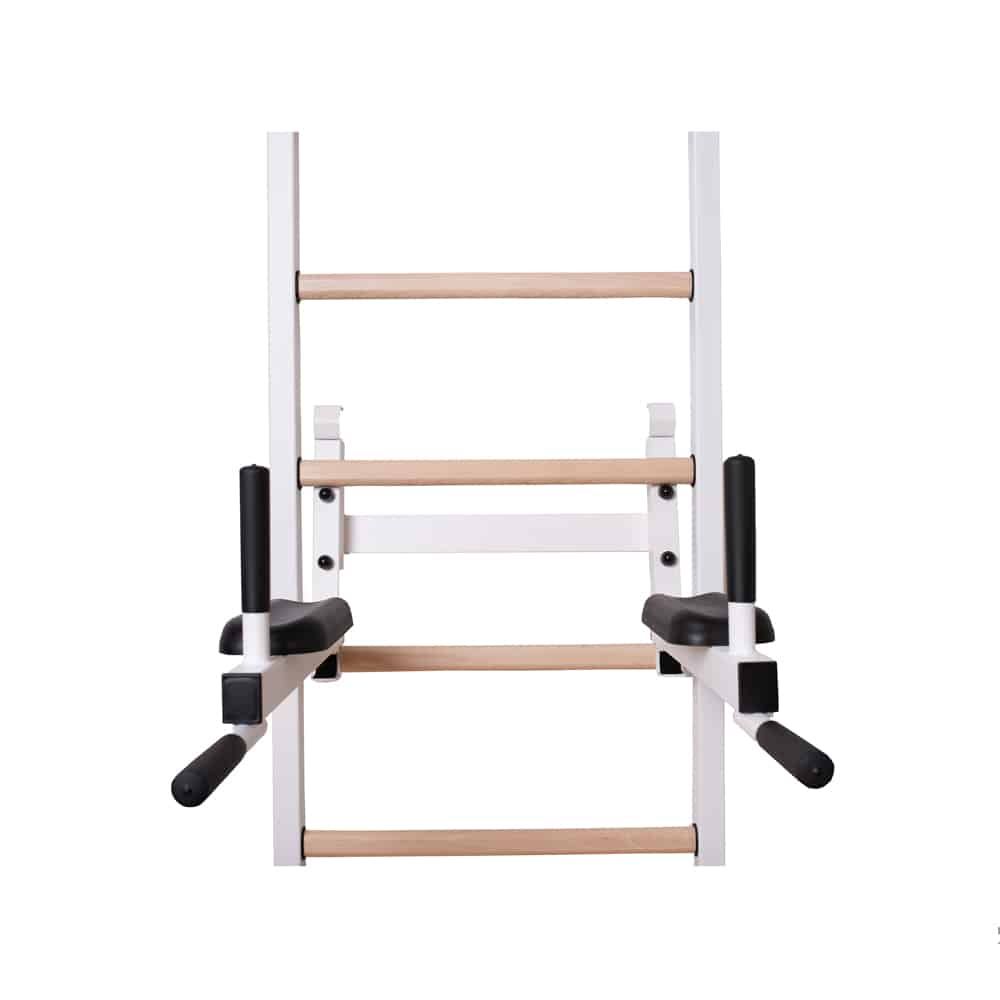 Weißes Dip-Bar-Gestell mit Holzstangen und schwarzen Griffen. Für Fitness-Übungen.