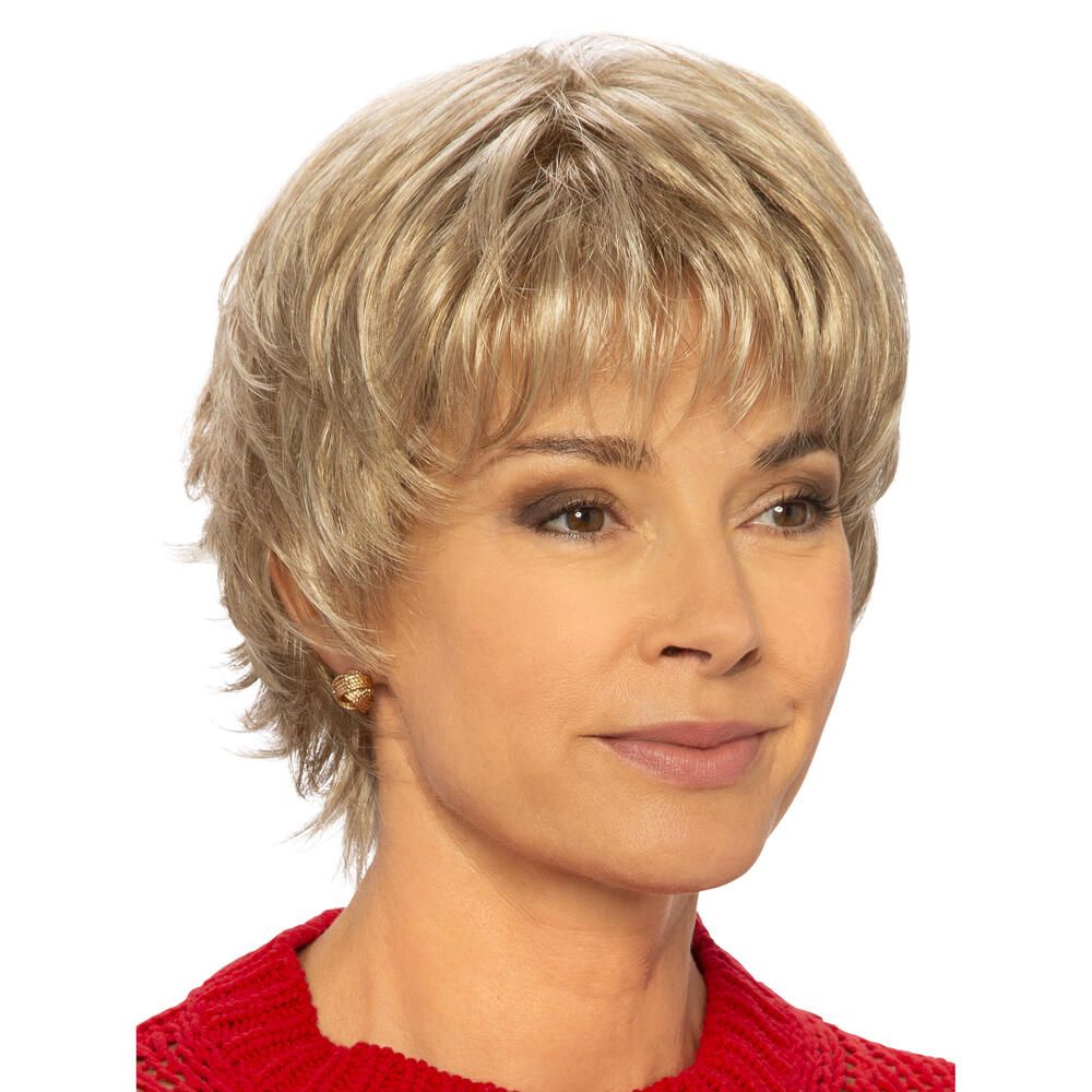 Perücke Mary von Lofty, blond, kurze Frisur. Frau mit rotem Oberteil, Blick in die Kamera.