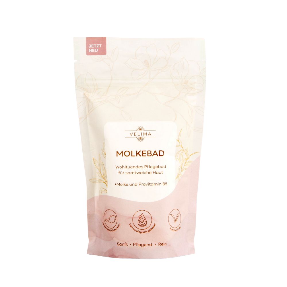 Produktverpackung von Velima Molkebad. Beutel mit Produktnamen, Logo und Text. Aufschrift: Wohltuendes Pflegebad für samtweiche Haut. Jetzt neu.