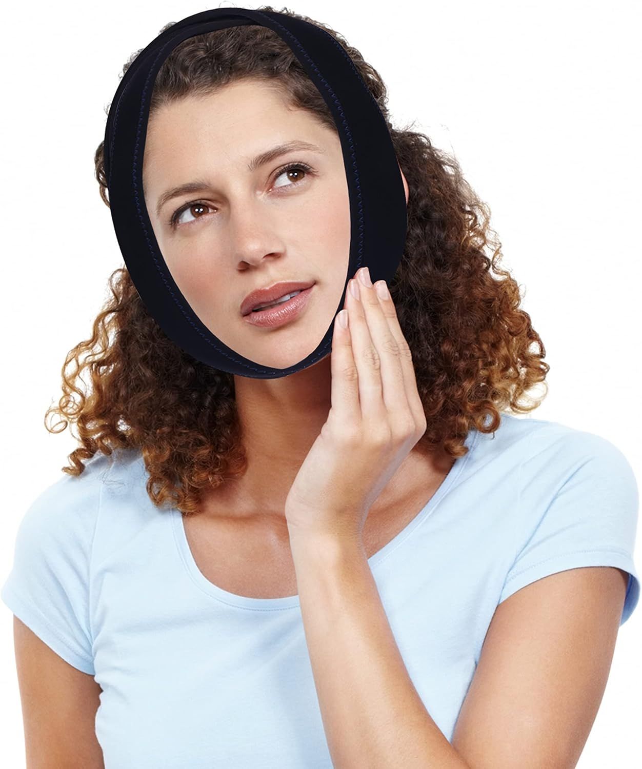 Frau mit ICEHOF Kühlbandage am Kinnbereich.