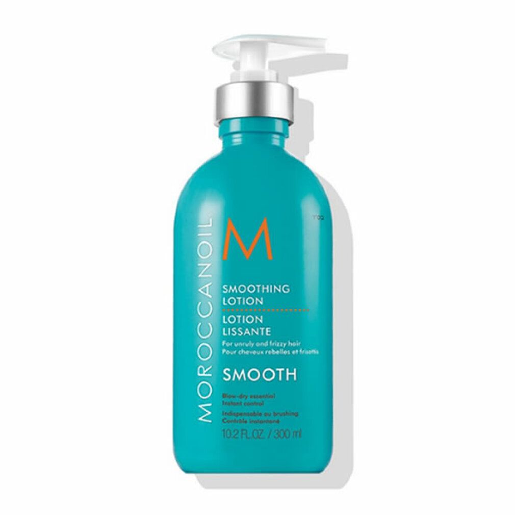 Türkisblaue Flasche mit Pumpe. Aufschrift: Moroccanoil, Smoothing Lotion, Smooth. Orangefarbenes M-Logo.