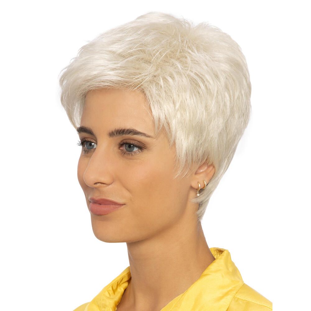 Kurzhaarperücke in Blond. Seitenansicht einer Frau mit Perücke. Gelbes Oberteil. Ohrringe.