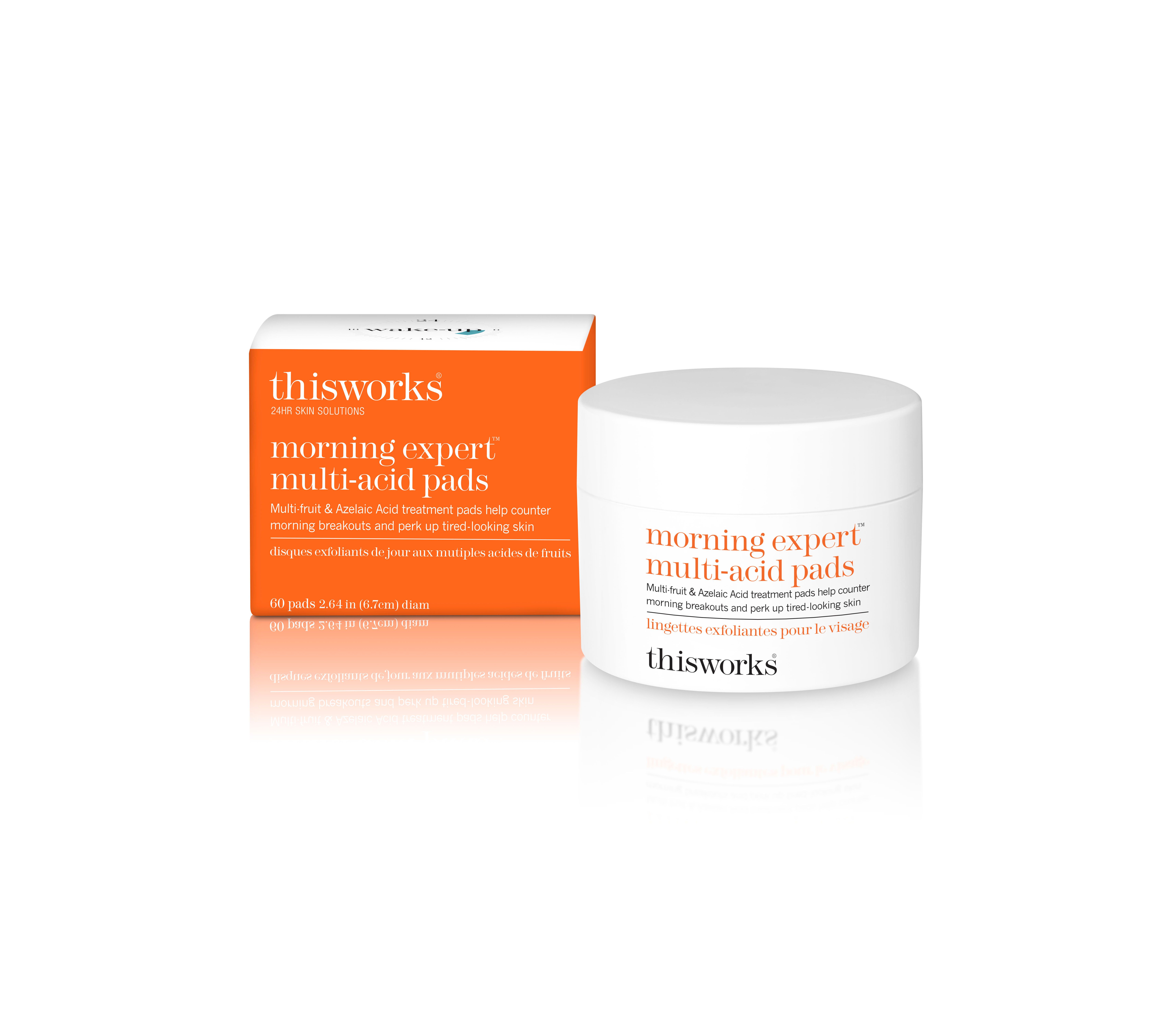 Zwei Behälter. Ein orangefarbener Karton und ein weißer Tiegel. Beide tragen die Aufschrift "morning expert multi-acid pads" von "thisworks".