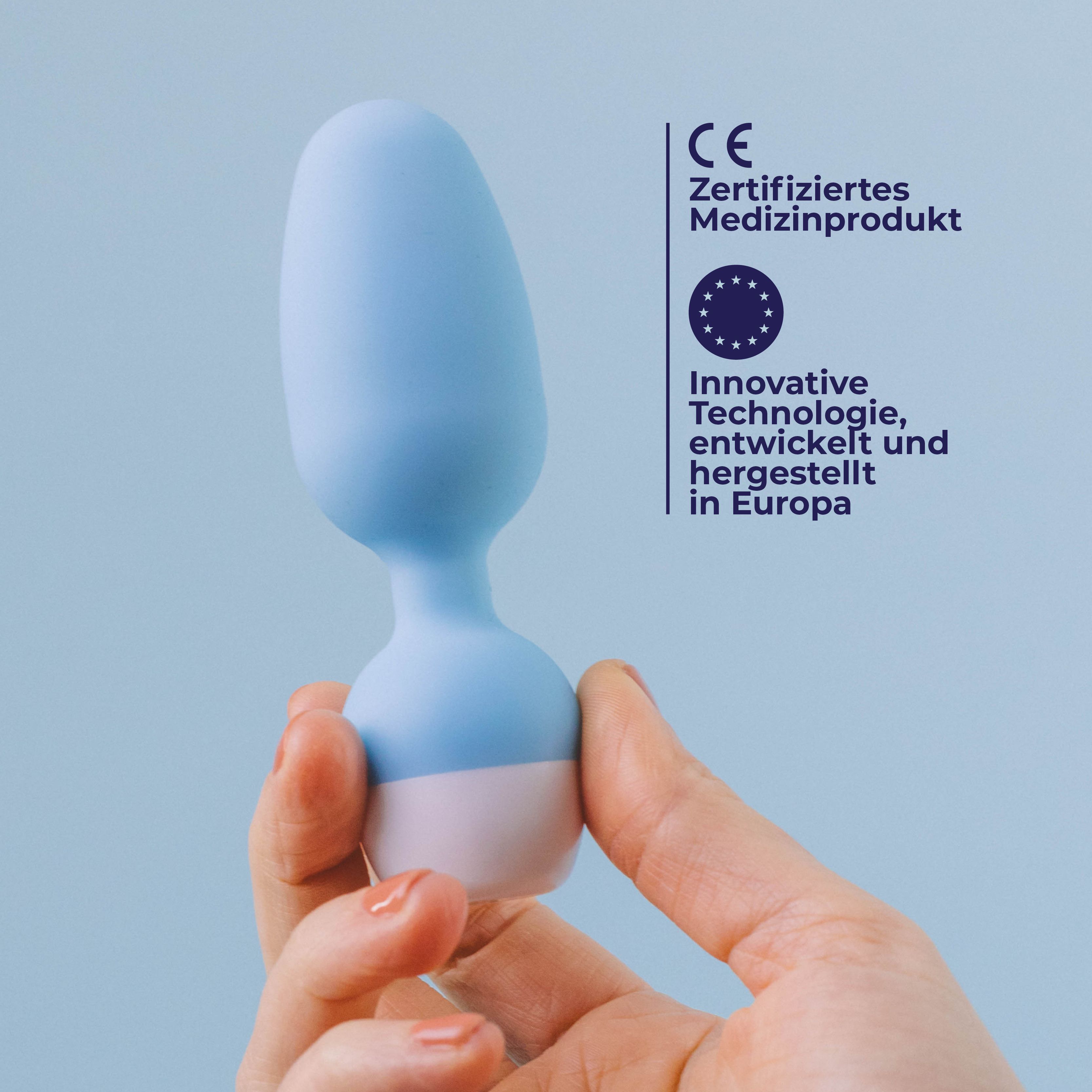 Blau-weißer Beckenbodentrainer, gehalten von einer Hand. CE-Zeichen und Text: Zertifiziertes Medizinprodukt, hergestellt in Europa.