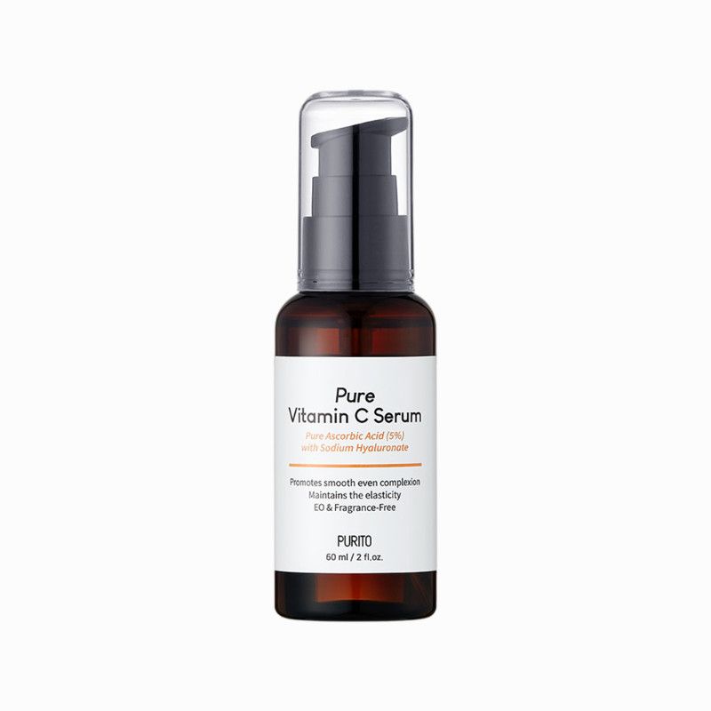 Braune Glasflasche mit schwarzem Pumpkopf. Aufschrift: Pure Vitamin C Serum. Enthält Ascorbinsäure und Hyaluronat. Marke: Purito.