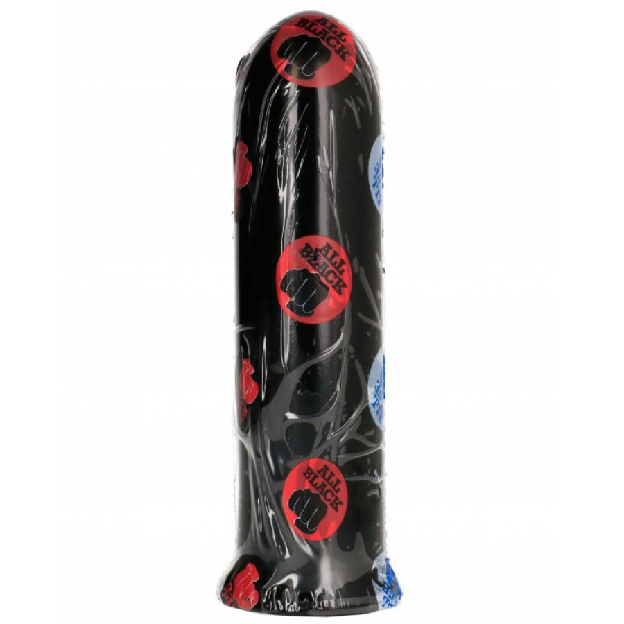 Schwarzer Dildo in Folie verpackt. Rote und blaue Aufkleber mit Logo. Zylindrische Form mit abgerundeter Spitze und breiter Basis.