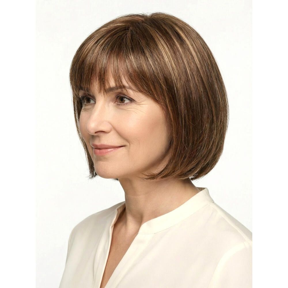 Perücke MAILAND von DELUXE. Braun-meliertes Haar mit Pony. Frau mit Perücke, Seitenansicht.