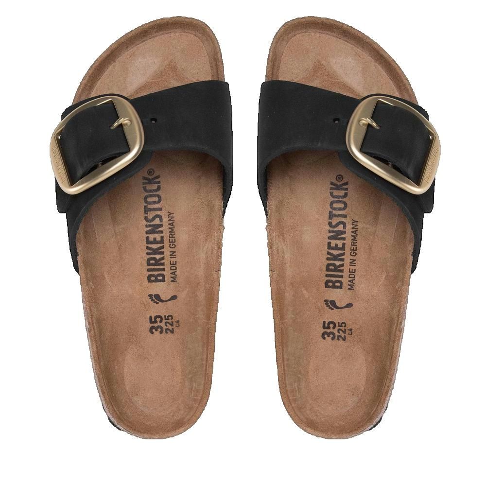 Due sandali neri con fibbie dorate. Plantare in sughero, marchio Birkenstock.