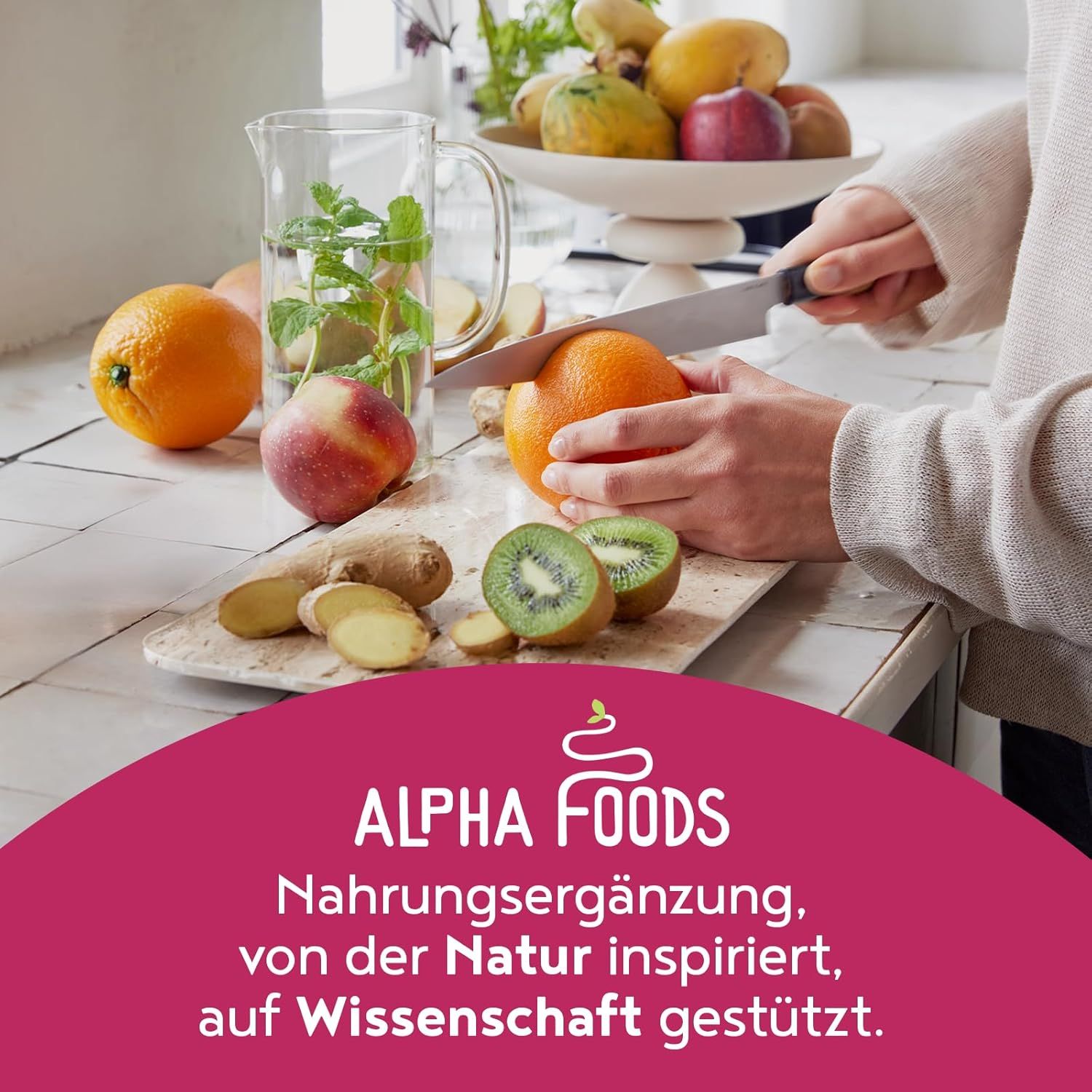 Person schneidet Orange. Auf Tisch: Kiwi, Ingwer, Pfirsich. Text: Alpha Foods, Nahrungsergänzung, von der Natur inspiriert.