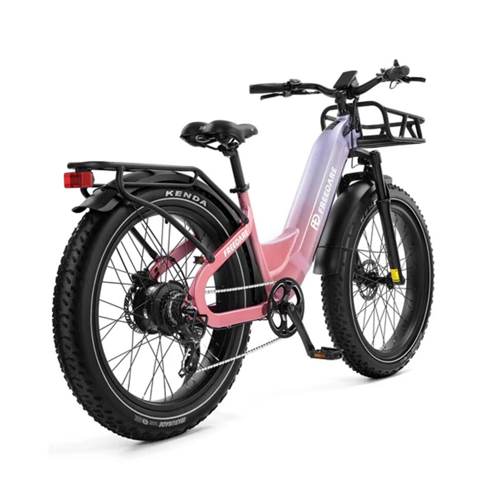Elektrofahrrad mit Frontkorb. Lila-rosa Rahmen, schwarze Reifen mit Kenda-Logo. Gepäckträger hinten. FREEDARE-Logo.
