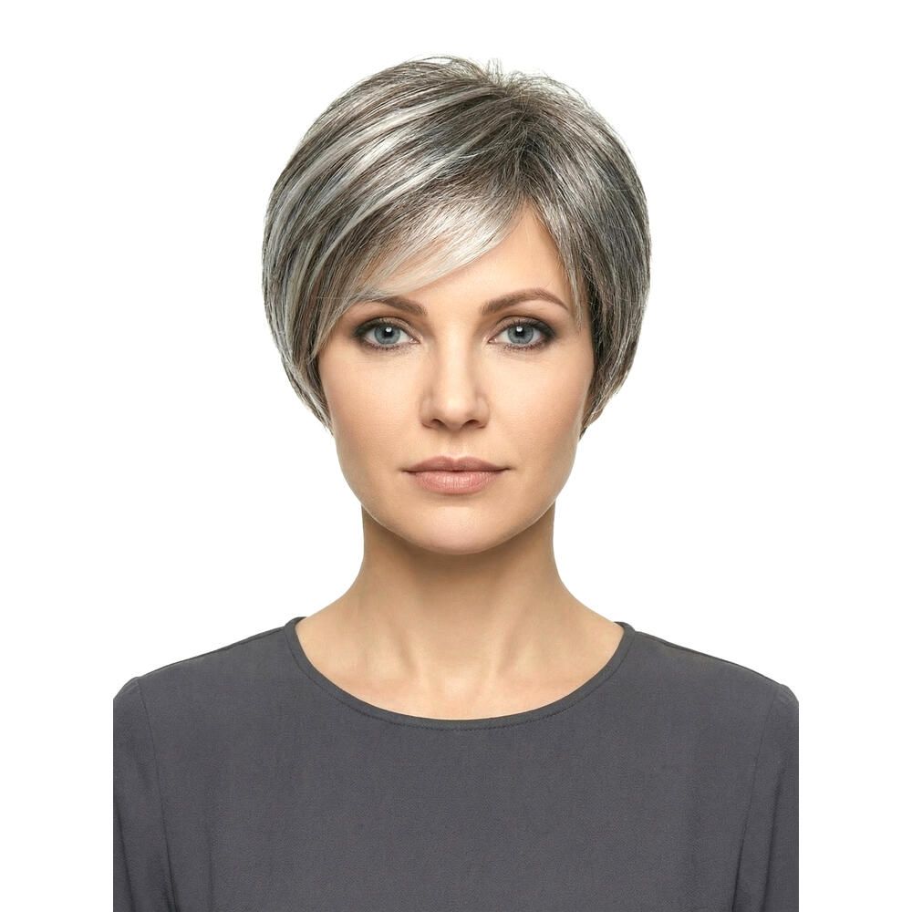 Kurzhaarperücke mit grau-melierten Strähnen. Frontale Ansicht einer Frau mit der Perücke. Graues Oberteil.