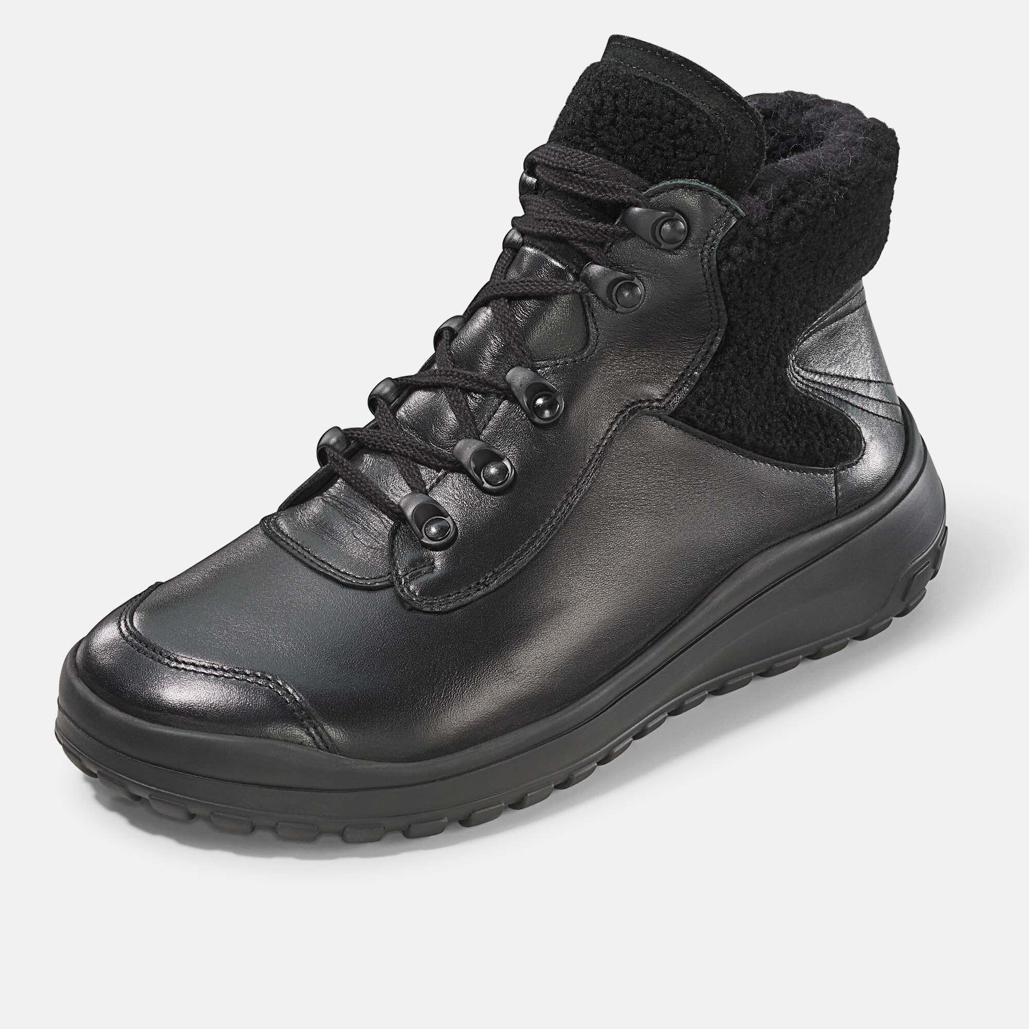 Schwarze Leder-Stiefelette mit Schnürung und Teddyfutter, leicht schräg.
