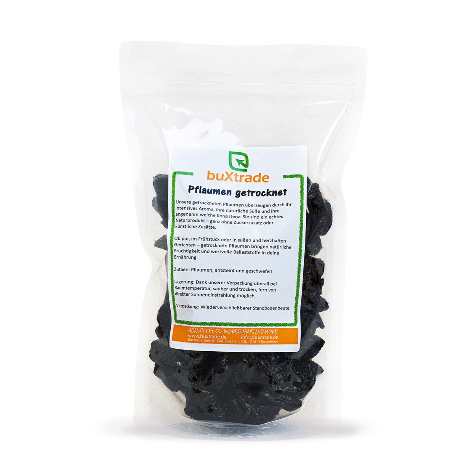 Transparente Verpackung mit getrockneten Pflaumen. Etikett mit Produktinformationen. Auf hellem Hintergrund.