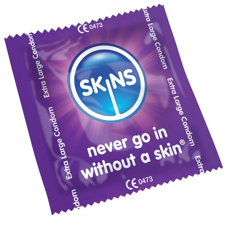 Violette Kondomverpackung. Aufdruck: SKINS, Extra Large Condom, CE 0473. Text: never go in without a skin.