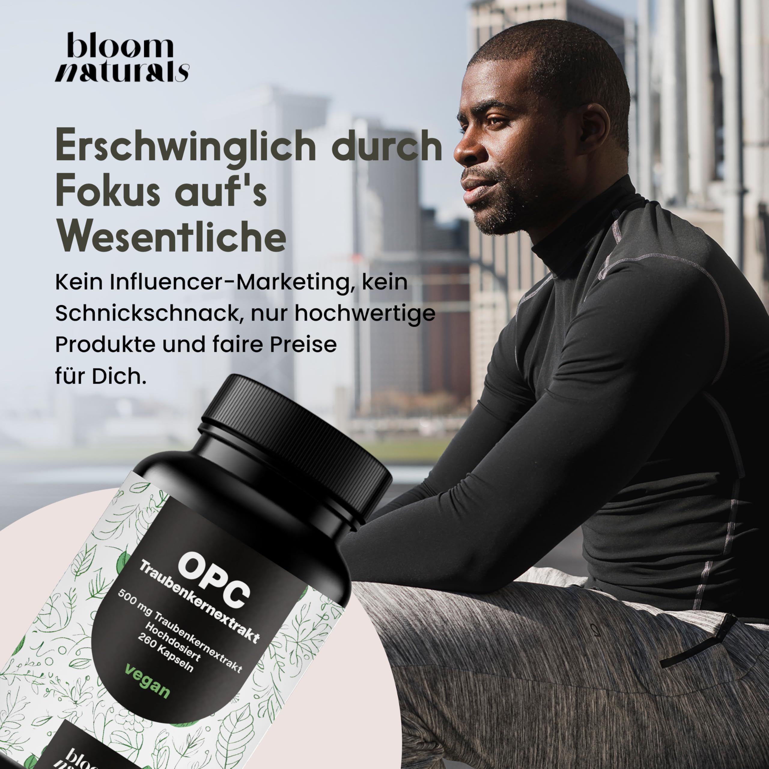 Mann sitzt, Flasche mit OPC Kapseln. Text: "Erschwinglich durch Fokus auf's Wesentliche".