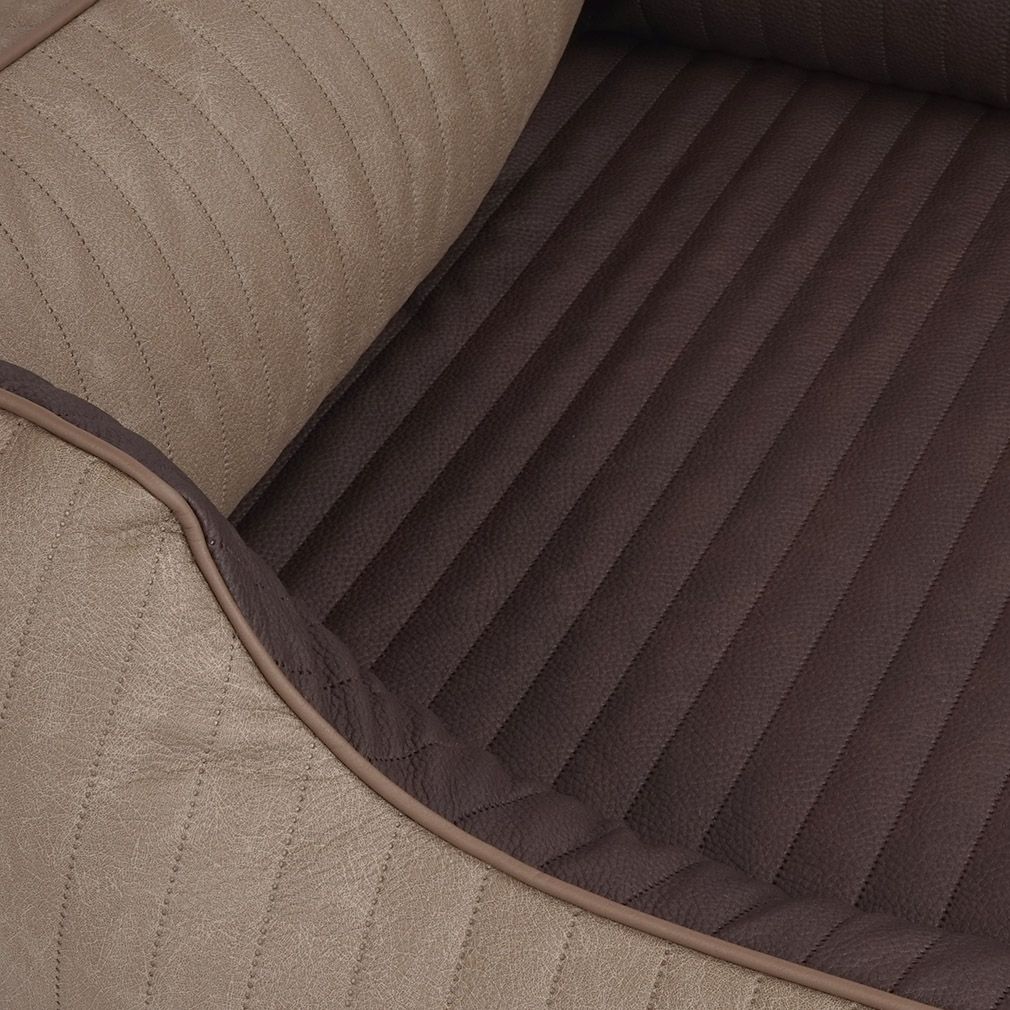 Nahaufnahme des Hundebetts Outlander. Beige-braune Farben, gesteppte Oberfläche. Logo Knuffelwuff.