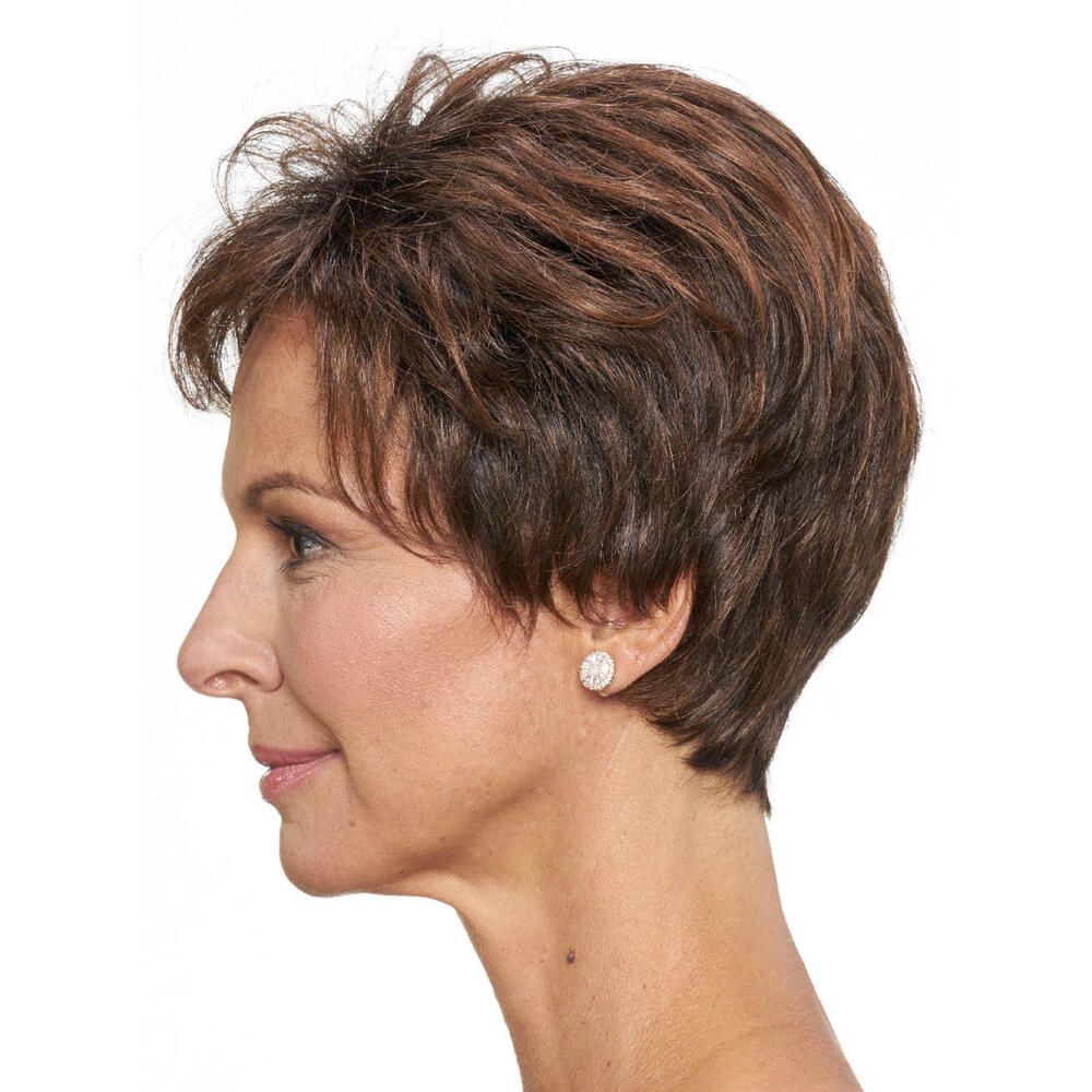 Perücke MONTREAL von DELUXE. Kurze, braune Kunsthaarperücke. Profilansicht einer Frau mit Perücke.