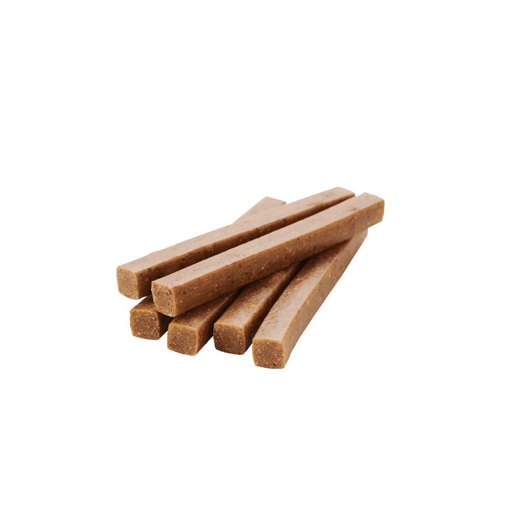 Sechs braune, rechteckige Hundesnacks auf einem weißen Hintergrund.