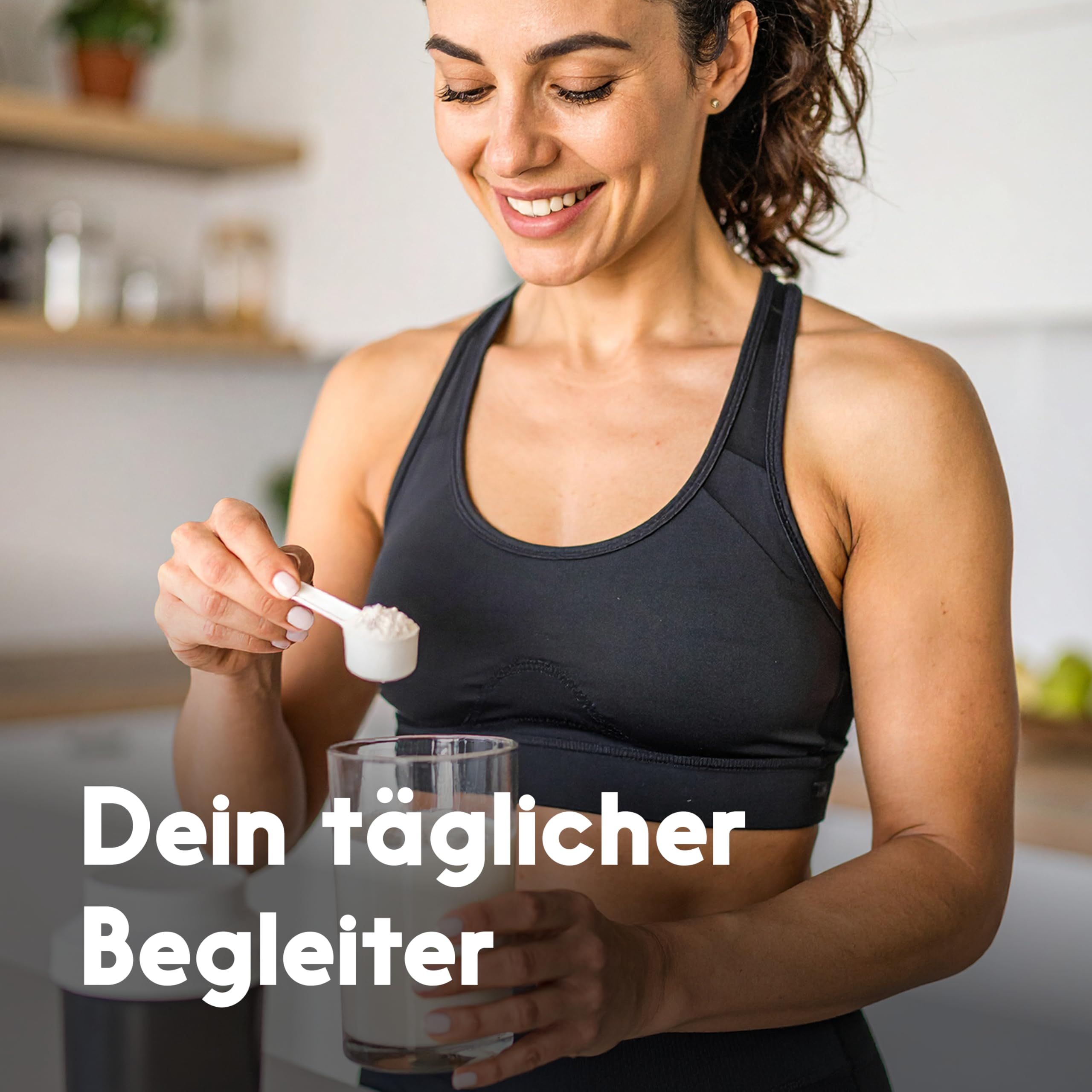 Frau in Sportkleidung hält Löffel mit Pulver über Glas. Text: Dein täglicher Begleiter.