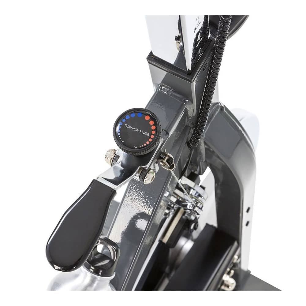 Detailansicht des Widerstandsreglers eines Indoor Cycles. Der Regler ist schwarz mit farbigen Markierungen. Mechanische Details sind sichtbar.